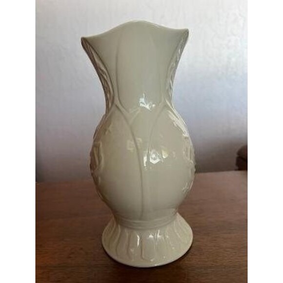 Vintage Beleek Shamrock Vase Made In Ireland - Picture 4 of 8